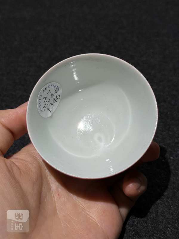 民国 珊瑚红地蓝料彩开光粉彩牡丹图杯一对 - 图3